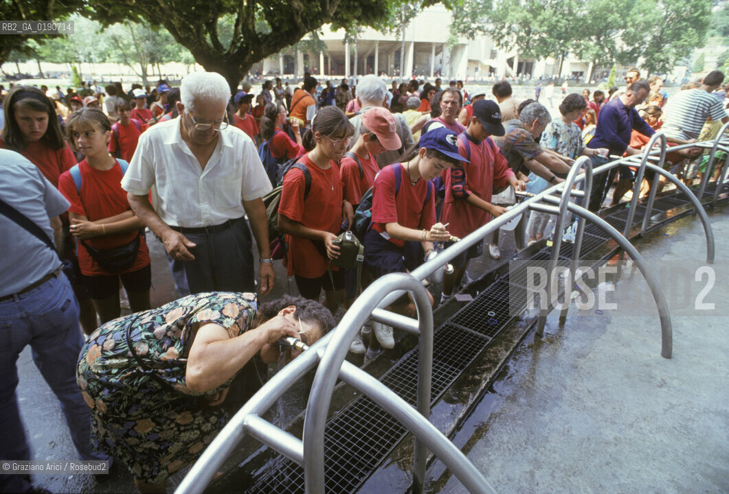 ( FRANCIA  )  MIDI-PYRENEES LOURDES : SORGENTI DI ACQUA MIRACOLOSA  © 1999 Graziano Arici/Rosebud2 / GEO PELLEGRINAGGIO