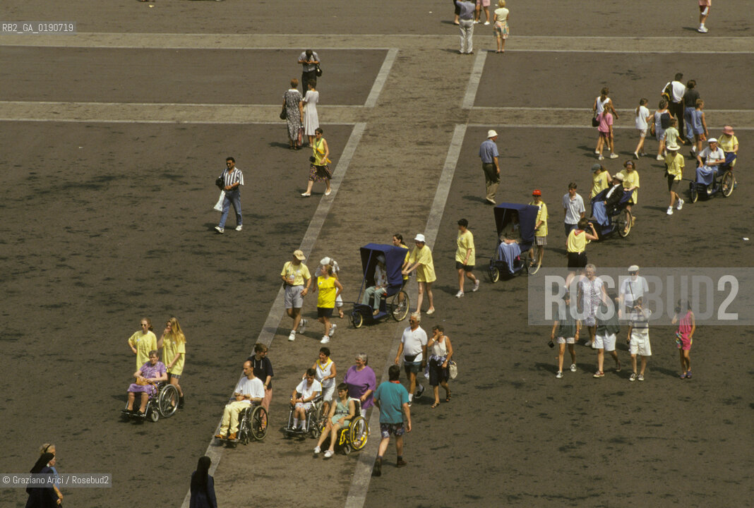 ( FRANCIA  )  MIDI-PYRENEES LOURDES : PELLEGRINI  SULLESPLANADE   © 1999 Graziano Arici/Rosebud2 / GEO PELLEGRINAGGIO