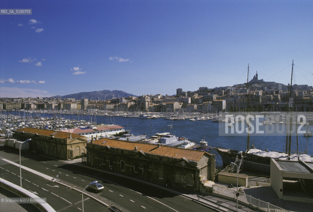 ( FRANCIA  )  PROVENCE-ALPES-COTE DAZUR MARSIGLIA : IL VIEUX-PORT E NOTRE-DAME-DE-LA-GARDE © 1999 Graziano Arici/Rosebud2 / GEO PORTO