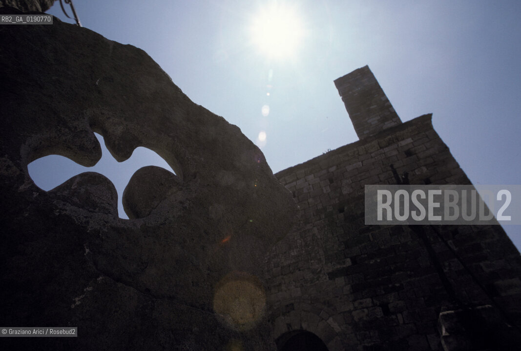 ( FRANCIA  )  LANGUEDOC-ROUSSILLON  MINERVE : LA CHIESA E IL MONUMENTO AI CATARI MANDATI AL ROGO © 1999 Graziano Arici/Rosebud2 / GEO ERESIA CATARA CATARI CROCIATA