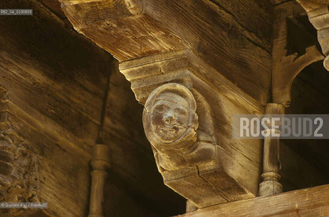 ( FRANCIA  )  MIDI-PYRENEES MIREPOIX : UNA CASA A GRATICCIO MASCHERONE © 1999 Graziano Arici/Rosebud2 / GEO ERESIA CATARA CATARI CROCIATA