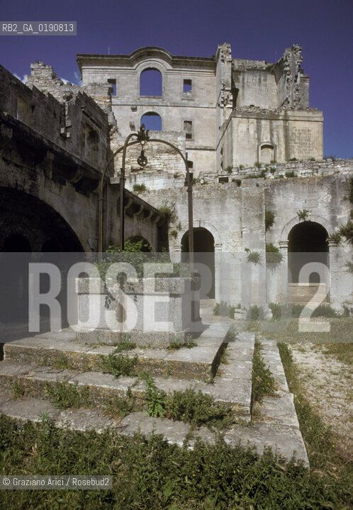 ( FRANCIA  )  PROVENCE-ALPES-COTE DAZUR ARLES : ABBAZIA DI MONTMAJOUR © 1999 Graziano Arici/Rosebud2 / GEO CHIOSTRO POZZO