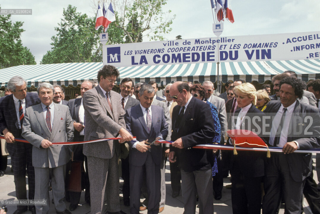 ( FRANCIA  )  LANGUEDOC-ROUSSILLON  MONTPELLIER : LA PIAZZA DE LA COMEDIE INAUGURAZIONE DI UNA MANIFESTAZIONE VINICOLA © 1999 Graziano Arici/Rosebud2 / GEO VINO FRECHE