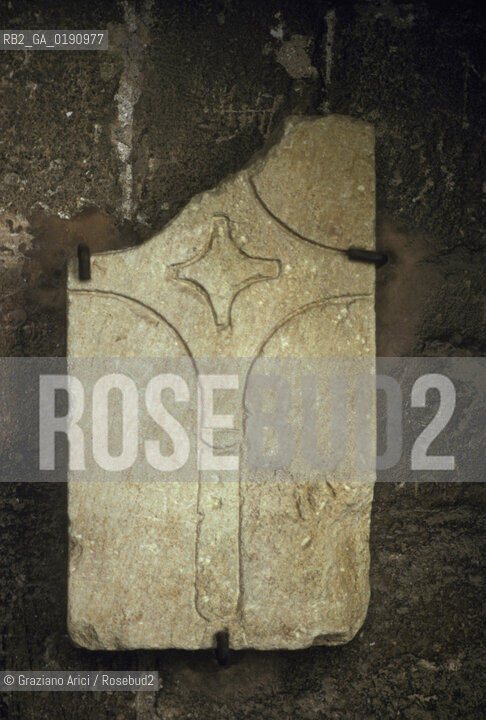 ( FRANCIA  )  LANGUEDOC-ROUSSILLON  NARBONNE : LA CATTEDRALE DI ST-JUST LASTRA TOMBALE © 1999 Graziano Arici/Rosebud2 / GEO CROCE