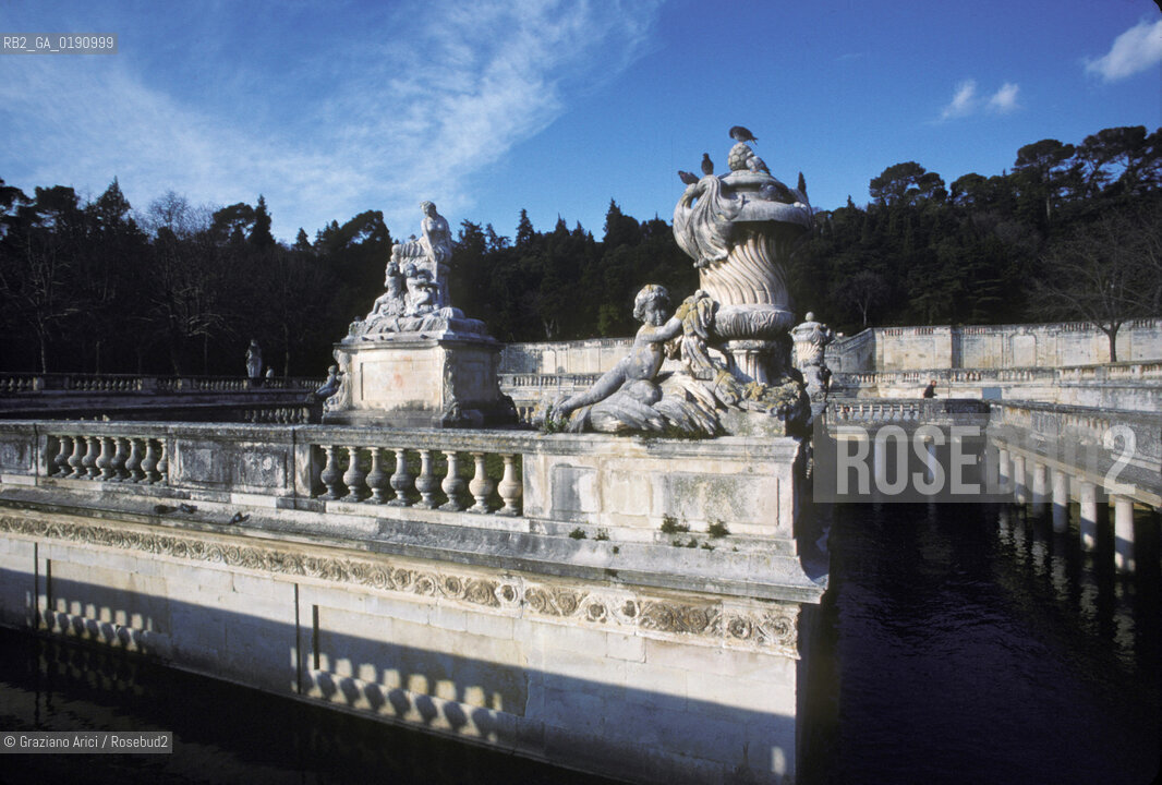( FRANCIA  )  LANGUEDOC-ROUSSILLON  NIMES : JARDIN DE LA FONTAINE  © 1999 Graziano Arici/Rosebud2 / GEO FONTANA SORGENTE