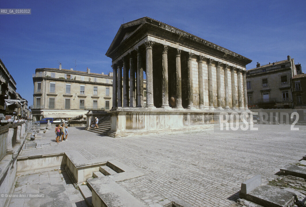 ( FRANCIA  )  LANGUEDOC-ROUSSILLON  NIMES : IL TEMPIO LA MAISON CARRE  © 1999 Graziano Arici/Rosebud2 / GEO