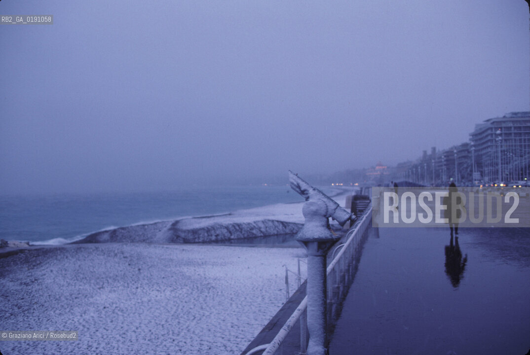 ( FRANCIA  )  PROVENCE-ALPES-COTE DAZUR NIZZA : LA PROMENADE DES ANGLAIS SOTTO LA NEVE © 1999 Graziano Arici/Rosebud2 / GEO