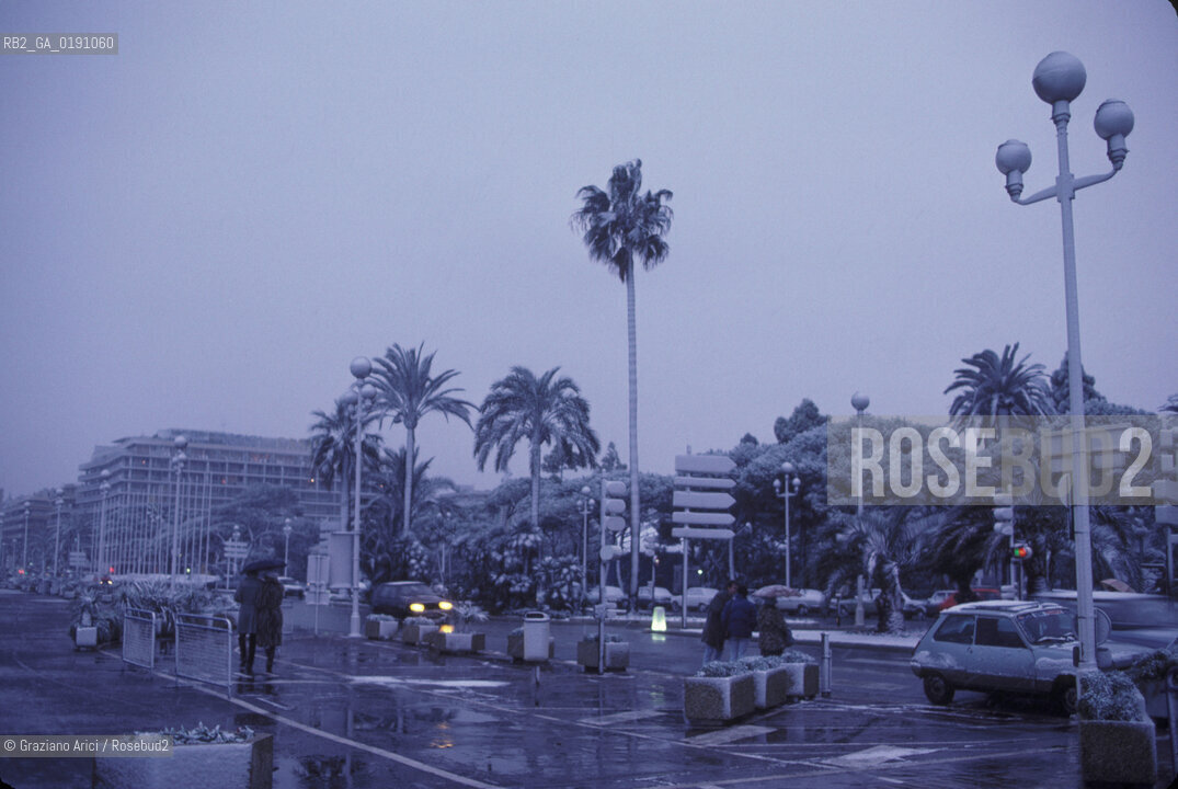 ( FRANCIA  )  PROVENCE-ALPES-COTE DAZUR NIZZA : LA PROMENADE DES ANGLAIS SOTTO LA NEVE © 1999 Graziano Arici/Rosebud2 / GEO