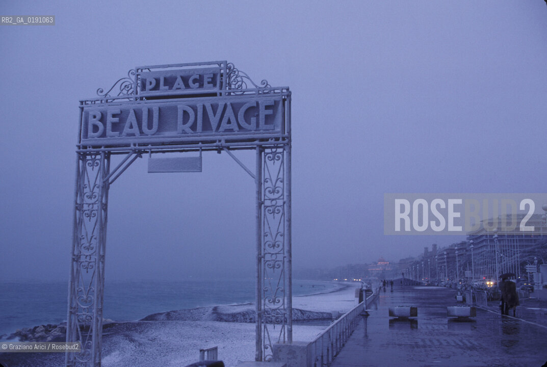 ( FRANCIA  )  PROVENCE-ALPES-COTE DAZUR NIZZA : LA PROMENADE DES ANGLAIS SOTTO LA NEVE © 1999 Graziano Arici/Rosebud2 / GEO