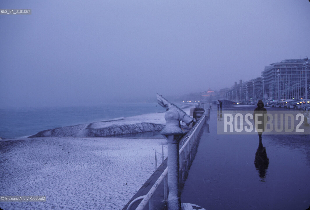 ( FRANCIA  )  PROVENCE-ALPES-COTE DAZUR NIZZA : LA PROMENADE DES ANGLAIS SOTTO LA NEVE © 1999 Graziano Arici/Rosebud2 / GEO