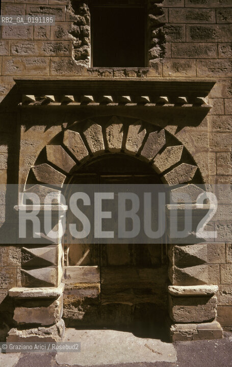 ( FRANCIA  )  LANGUEDOC-ROUSSILLON  PEZENAS : PORTA © 1999 Graziano Arici/Rosebud2 / GEO