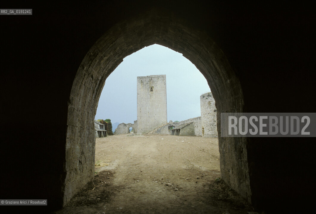 ( FRANCIA  )  LANGUEDOC-ROUSSILLON  PUIVERT : IL CASTELLO © 1999 Graziano Arici/Rosebud2 / GEO ERESIA CATARA CATARI CROCIATA PORTA