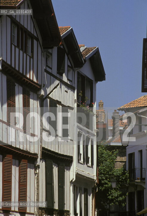( FRANCIA  )  AQUITAINE ST-JEAN-DE-LUZ : UNA VIA DEL CENTRO © 1999 Graziano Arici/Rosebud2 / GEO CASE A GRATICCIO