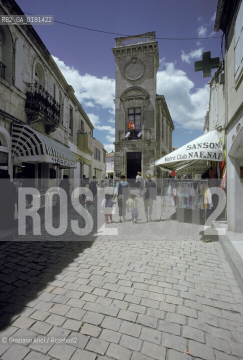 ( FRANCIA  )  LANGUEDOC-ROUSSILLON LES-SAINTES-MARIES-DE-LA-MER : IN PAESE  © 1999 Graziano Arici/Rosebud2 / GEO CAMARGUE