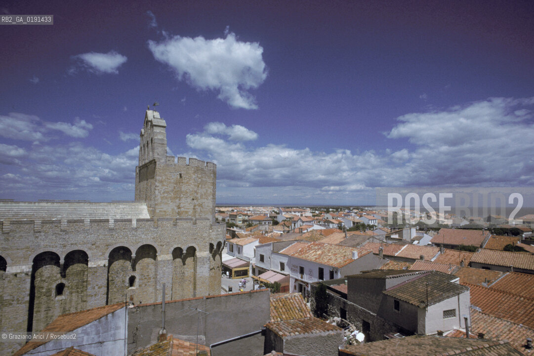( FRANCIA  )  LANGUEDOC-ROUSSILLON LES-SAINTES-MARIES-DE-LA-MER : LA CHIESA E IL PAESE © 1999 Graziano Arici/Rosebud2 / GEO CAMARGUE