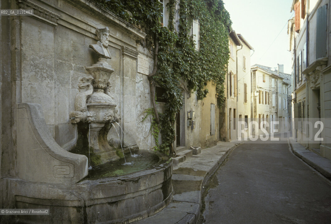 ( FRANCIA  )  PROVENCE-ALPES-COTE DAZUR ST-REMY-DE-PROVENCE : UNA VIA DEL CENTRO LA FONTANA DI NOSTRADAMUS  © 1999 Graziano Arici/Rosebud2 / GEO  ASTROLOGIA