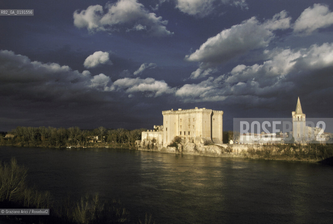( FRANCIA  )  PROVENCE-ALPES-COTE DAZUR TARASCONA : IL FIUME RODANO E IL CASTELLO  © 1999 Graziano Arici/Rosebud2 / GEO