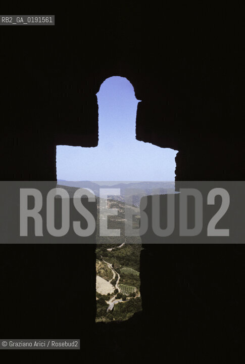 ( FRANCIA  )  LANGUEDOC-ROUSSILLON  CASTELLO DI TERMES  © 1999 Graziano Arici/Rosebud2 / GEO ERESIA CATARA CATARI CROCIATA FINESTRA CROCE