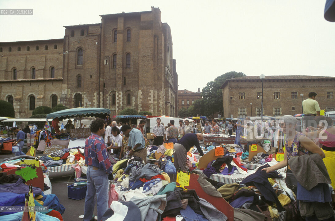 ( FRANCIA  )  MIDI-PYRENEES TOLOSA : CHIESA BASILICA DI ST-SERNIN MERCATO DELLE PULCI © 1999 Graziano Arici/Rosebud2 / GEO ERESIA CATARA CATARI CROCIATA PELLEGRINAGGIO