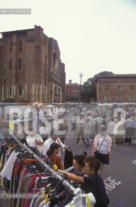 ( FRANCIA  )  MIDI-PYRENEES TOLOSA : CHIESA BASILICA DI ST-SERNIN MERCATO DELLE PULCI © 1999 Graziano Arici/Rosebud2 / GEO ERESIA CATARA CATARI CROCIATA PELLEGRINAGGIO