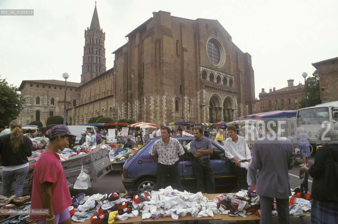 ( FRANCIA  )  MIDI-PYRENEES TOLOSA : CHIESA BASILICA DI ST-SERNIN MERCATO DELLE PULCI © 1999 Graziano Arici/Rosebud2 / GEO ERESIA CATARA CATARI CROCIATA PELLEGRINAGGIO