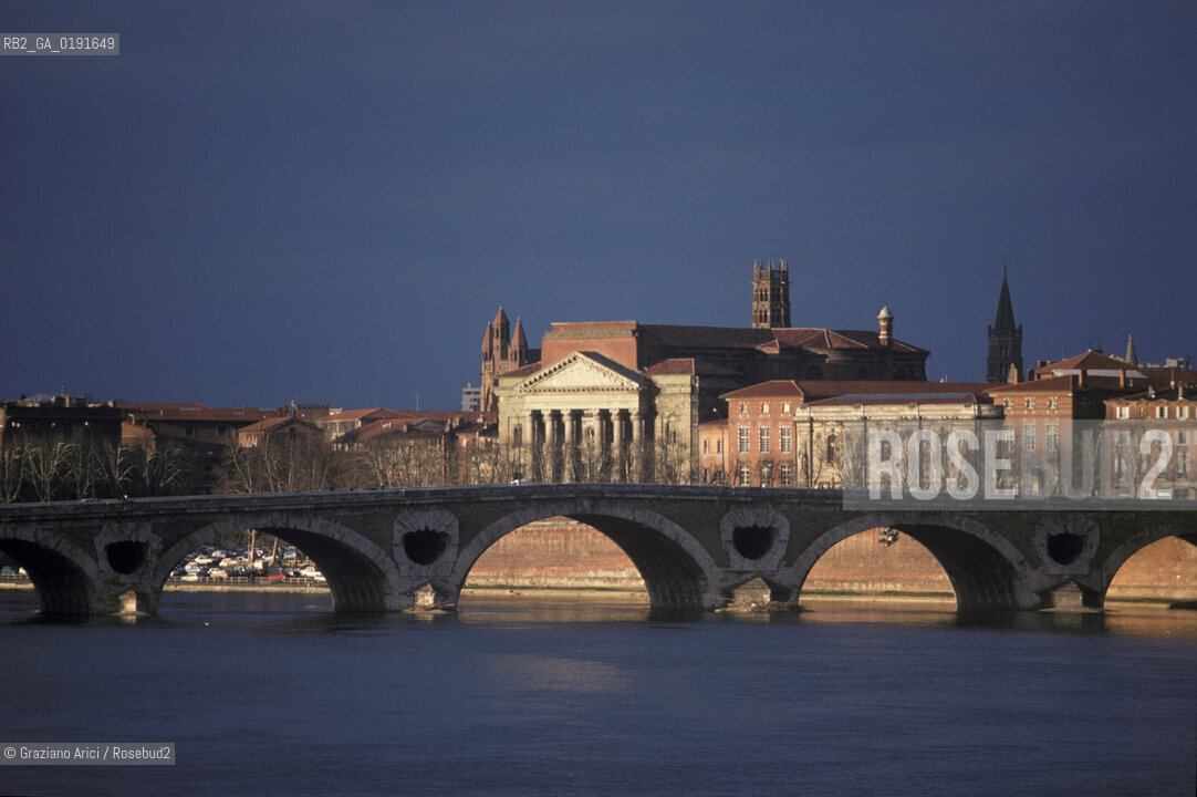 ( FRANCIA  )  MIDI-PYRENEES TOLOSA : IL PONT-NEUF E IL FIUME GARONNE © 1999 Graziano Arici/Rosebud2 / GEO PONTE