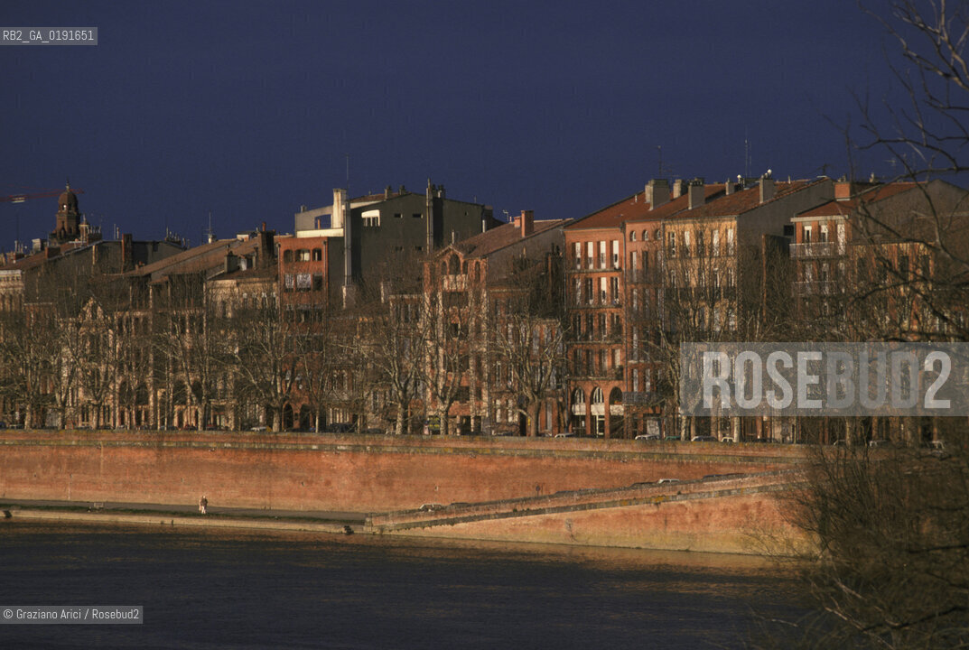 ( FRANCIA  )  MIDI-PYRENEES TOLOSA : CASE E IL FIUME GARONNE © 1999 Graziano Arici/Rosebud2 / GEO PONTE