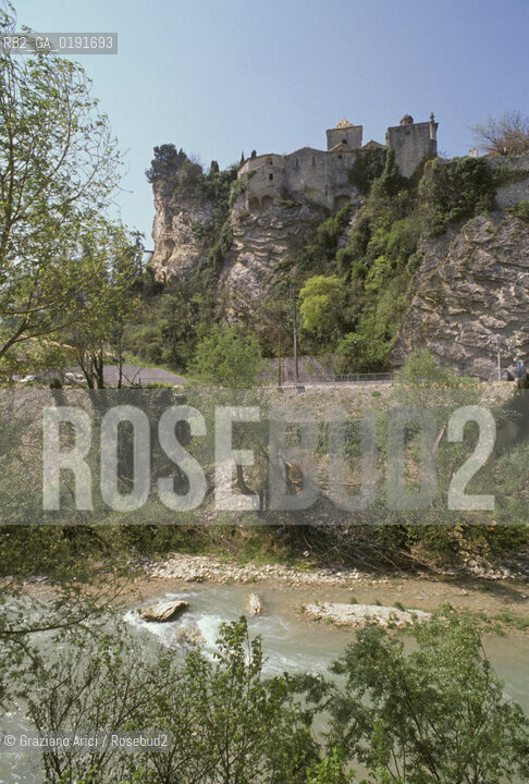 ( FRANCIA  )  PROVENCE-ALPES-COTE DAZUR VAISON-LA-ROMAINE : IL PAESE © 1999 Graziano Arici/Rosebud2 / GEO