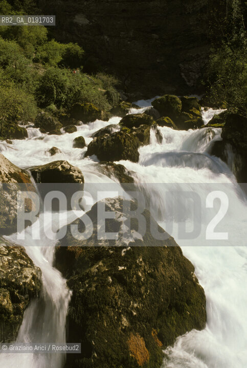 ( FRANCIA  )  PROVENCE-ALPES-COTE DAZUR FONTAINE-DE-VAUCLUSE : LA SORGENTE DEL FIUME SORGUE CANTATA DAL PETRARCA © 1999 Graziano Arici/Rosebud2 / GEO LETTERATURA ACQUA