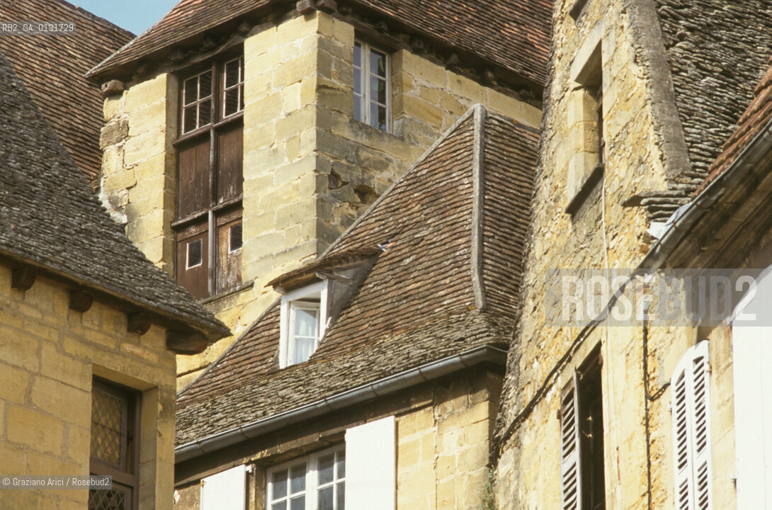 ( FRANCIA  ) AQUITAINE SARLAT-LA CANEDA : UNA VIA DEL CENTRO  © 1999 Graziano Arici/Rosebud2 / GEO  PERIGORD TETTO,,