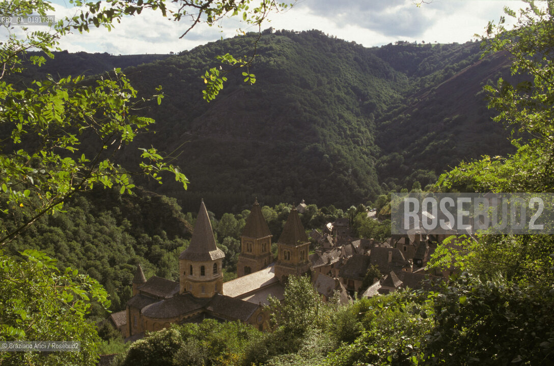 ( FRANCIA  )  MIDI-PYRENEES CONQUES : CHIESA DELLA STE-FOY EIL PAESE © 1999 Graziano Arici/Rosebud2 / GEO