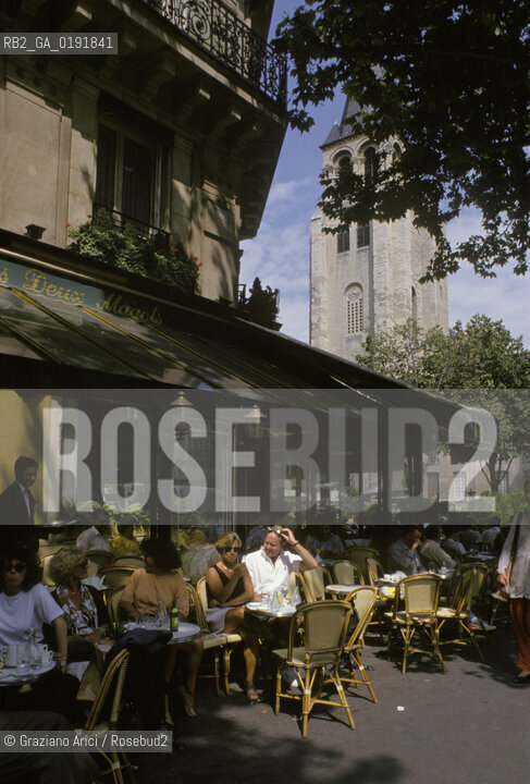 ( FRANCIA  )  PARIGI : IL CAFE AUX DEUX MAGOTS   A ST.GERMAIN DES PRES   © 1995 Graziano Arici/Rosebud2 / GEO CAFFE LETTERATURA