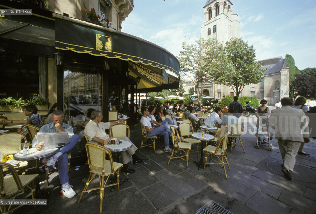 ( FRANCIA  )  PARIGI : IL CAFE AUX DEUX MAGOTS   A ST.GERMAIN DES PRES   © 1995 Graziano Arici/Rosebud2 / GEO CAFFE LETTERATURA