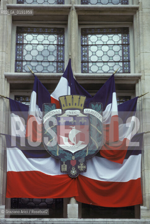 ( FRANCIA  )  PARIGI : PALAZZO DELLHOTEL DE VILLE   © 1995 Graziano Arici/Rosebud2 / GEO MUNICIPIO BANDIERA STEMMA FINESTRA