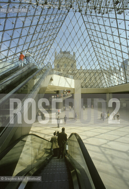 ( FRANCIA  )  PARIGI : LOUVRE LA PYRAMIDE   © 1995 Graziano Arici/Rosebud2 / GEO MUSEO PIRAMIDE VETRO SCALA