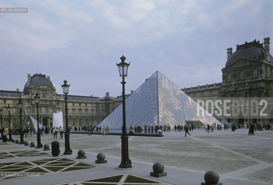 ( FRANCIA  )  PARIGI : LOUVRE LA PYRAMIDE   © 1995 Graziano Arici/Rosebud2 / GEO MUSEO PIRAMIDE VETRO