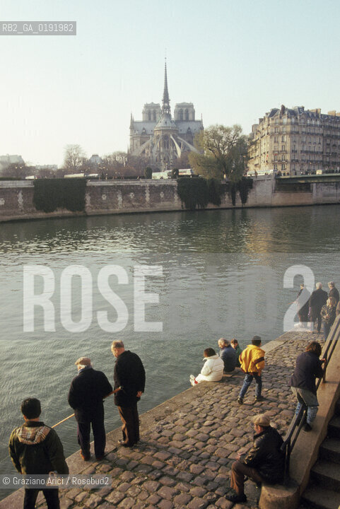 ( FRANCIA  )  PARIGI : LA CATTEDRALE NOTRE DAME E IL FIUME SENNA © 1995 Graziano Arici/Rosebud2 / GEO LUNGOSENNA PESCA