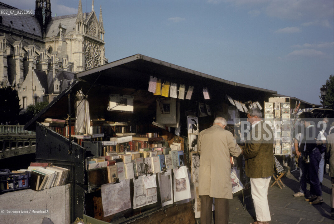 ( FRANCIA  )  PARIGI : LUNGOSENNA CON I BOUQUINISTES © 1995 Graziano Arici/Rosebud2 / GEO LIBRI USATI NOTRE DAME