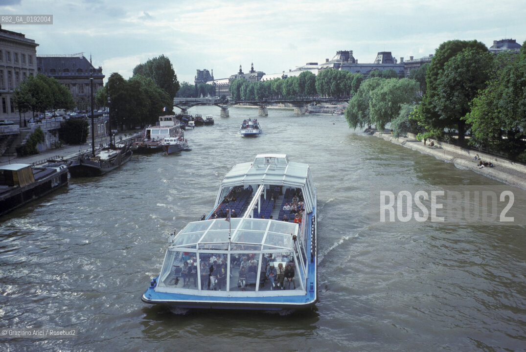 ( FRANCIA  )  PARIGI : BATEAU MOUCHE E IL FIUME SENNA © 1995 Graziano Arici/Rosebud2 / GEO BARCA