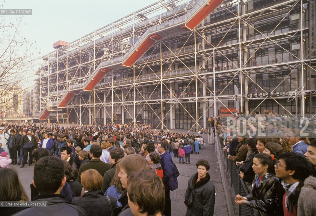 ( FRANCIA  )  PARIGI : IL MUSEO CENTRE DART E DE CULTURE G. POMPIDOU BEAUBOURG © 1995 Graziano Arici/Rosebud2 / GEO ARCHITETTURA MODERNA FONTANA DI TINGUELY