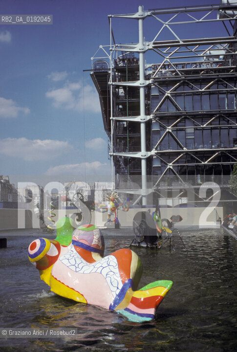 ( FRANCIA  )  PARIGI : IL MUSEO CENTRE DART E DE CULTURE G. POMPIDOU BEAUBOURG © 1995 Graziano Arici/Rosebud2 / GEO ARCHITETTURA MODERNA FONTANA DI TINGUELY
