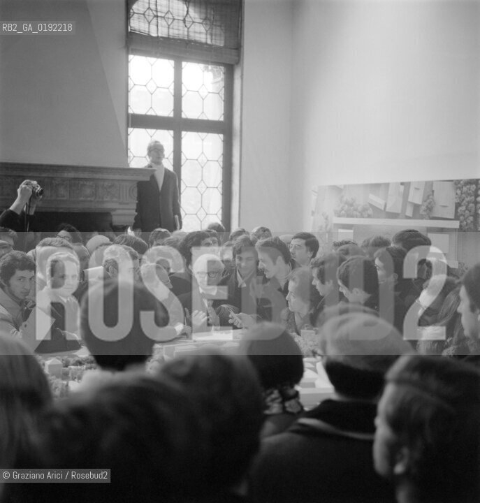 THE ARCHITECT LOUIS KAHN AT THE EXPOSITION OF HIS PROJECTS FOR THE CITY OF VENICE AT THE   PALAZZO DUCALE   -  VENICE - 1969 © ARCHIVIO Graziano Arici/Rosebud2  / ARCHITETTURA / ARCHITETTO / STUDENTE / MOSTRA