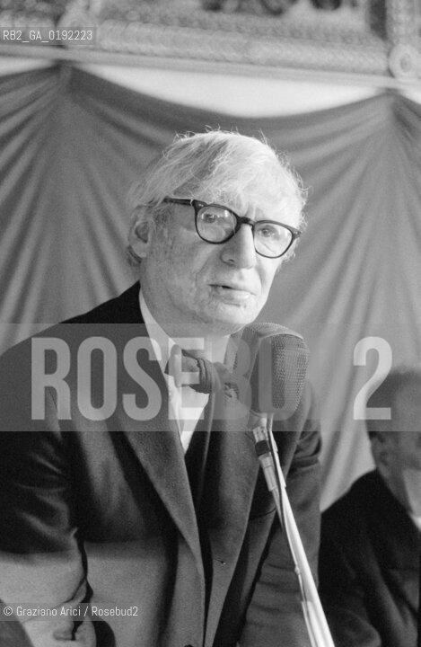 THE ARCHITECT LOUIS KAHN AT THE EXPOSITION OF HIS PROJECTS FOR THE CITY OF VENICE AT THE   PALAZZO DUCALE   -  VENICE - 1969 © ARCHIVIO Graziano Arici/Rosebud2  / ARCHITETTURA / ARCHITETTO  / MOSTRA / MICROFONO