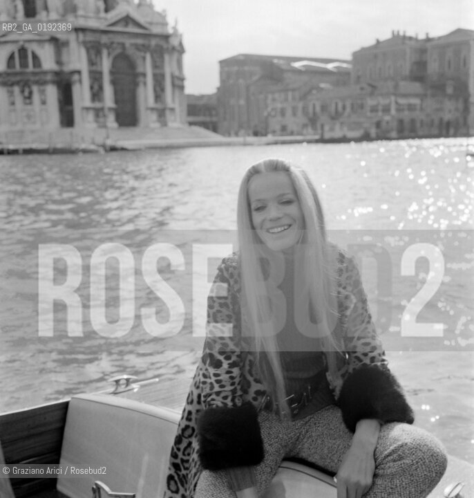 THE TOP MODEL VERUSKA IN VENICE   - 195?  © ARCHIVIO Graziano Arici/Rosebud2  / MODA / INDOSSATRICE