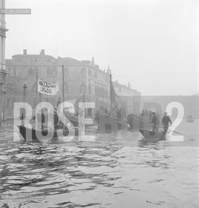 PROTESTS AGAINST THE HIGH TIDE IN VENICE - 1970 © ARCHIVIO Graziano Arici/Rosebud2  / ALTA MAREA / ACQUA ALTA / MANIFESTAZIONE / BARCA