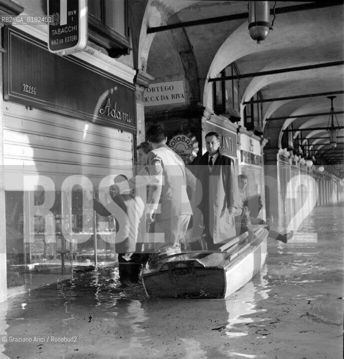 HIGH TIDE IN VENICE - 196? © ARCHIVIO Graziano Arici/Rosebud2  / ALTA MAREA / ACQUA ALTA /  BARCA / PIAZZA SAN MARCO