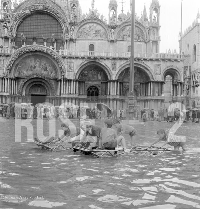 HIGH TIDE IN VENICE - 1962 © ARCHIVIO Graziano Arici/Rosebud2  / ALTA MAREA / ACQUA ALTA / PIAZZA SAN MARCO
