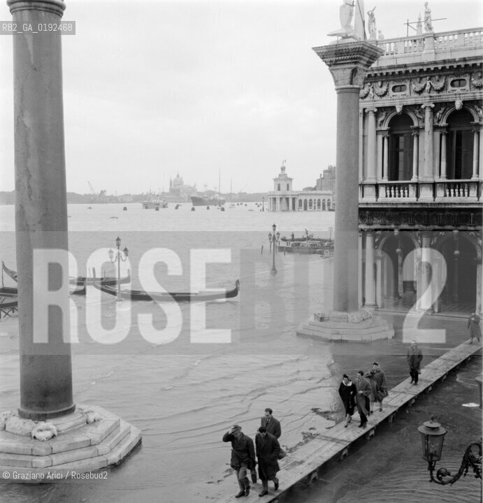 HIGH TIDE IN VENICE - 1962 © ARCHIVIO Graziano Arici/Rosebud2  / ALTA MAREA / ACQUA ALTA / BARCA / PIAZZA SAN MARCO