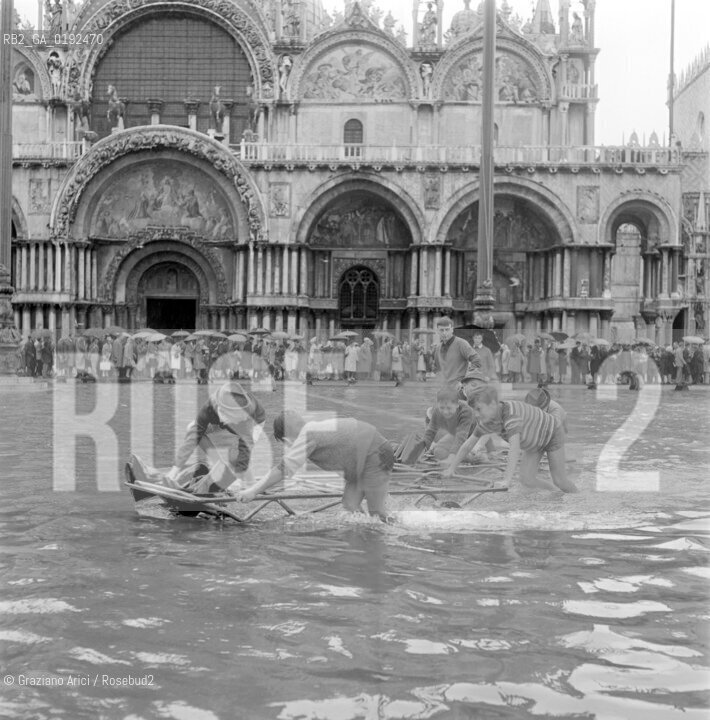 HIGH TIDE IN VENICE - 1962 © ARCHIVIO Graziano Arici/Rosebud2  / ALTA MAREA / ACQUA ALTA / PIAZZA SAN MARCO