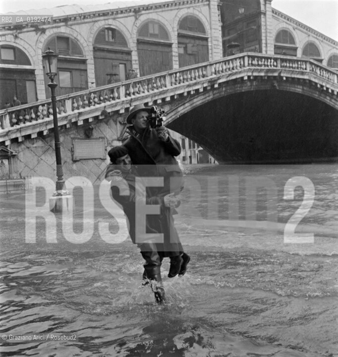 HIGH TIDE IN VENICE - 1962 © ARCHIVIO Graziano Arici/Rosebud2  / ALTA MAREA / ACQUA ALTA / CINEOPERATORE / FOTO